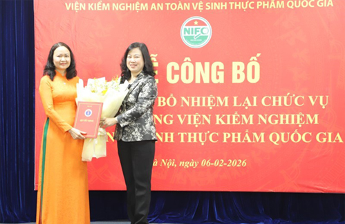 Bộ trưởng Bộ Y tế Đào Hồng Lan trao Quyết định công tác cán bộ tại Viện Kiểm nghiệm an toàn vệ sinh thực phẩm Quốc gia